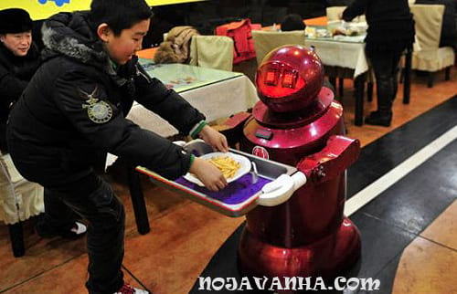 ربات پیشخدمت در رستوران ها